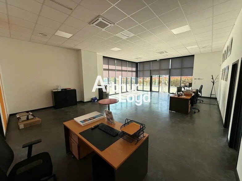 Flex in Fréjus for lease - Interior Photo - Image 1 of 10