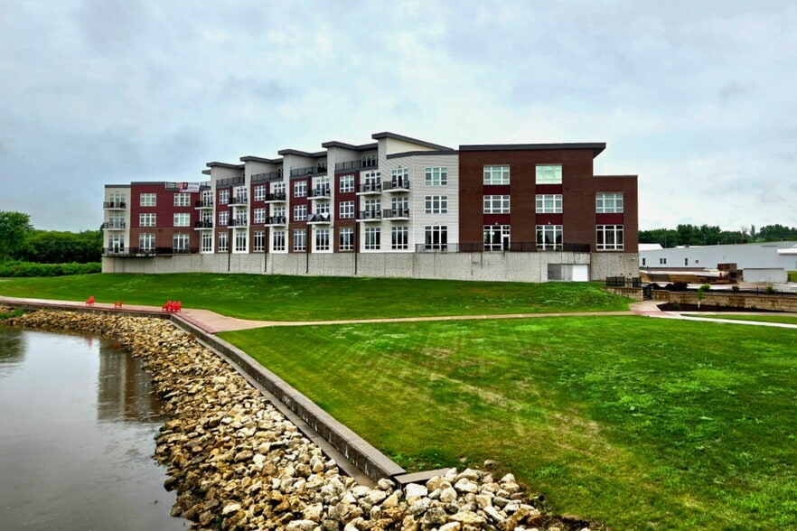 120 Twin Steeples Cir NE, Dyersville, IA for lease - Primary Photo - Image 1 of 12