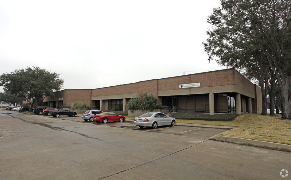 13003 Southwest Fwy, Stafford, TX for lease - Building Photo - Image 2 of 4