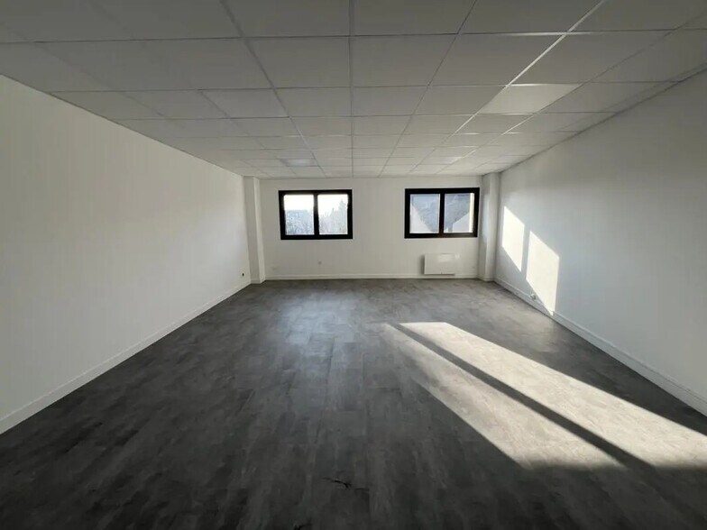 Flex in Reims for lease - Interior Photo - Image 2 of 5