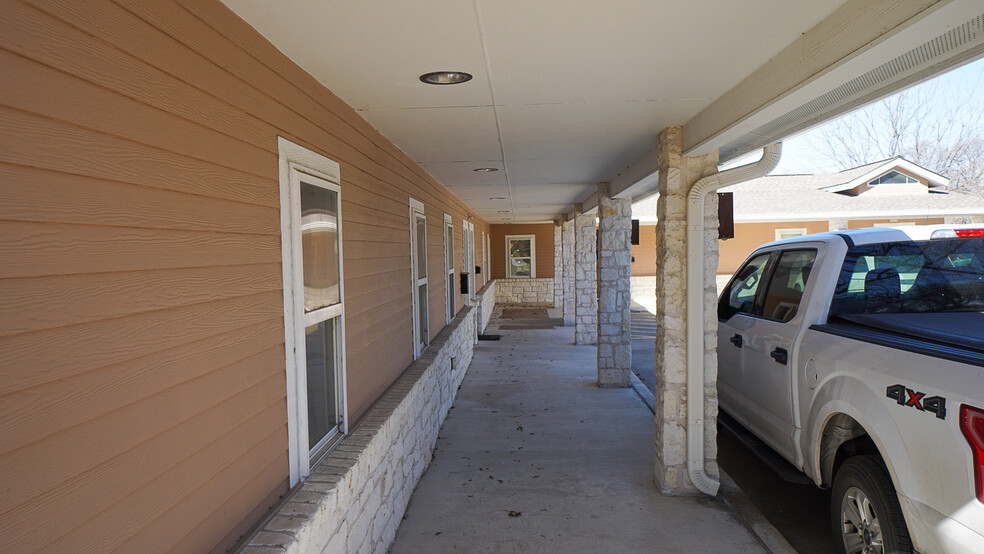 306 E Main St, Round Rock, TX for lease - Building Photo - Image 3 of 7