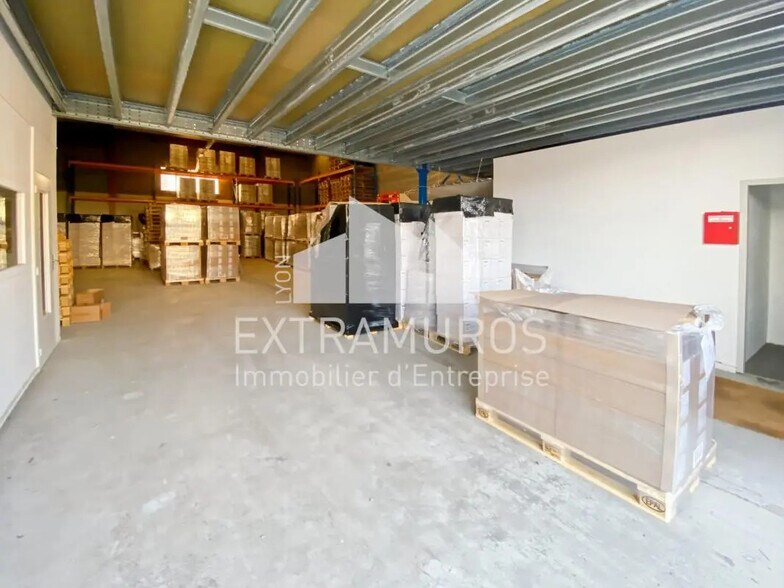 Flex in Sainte-Consorce for lease - Interior Photo - Image 2 of 9