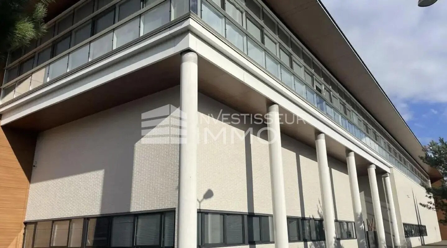 Flex in Romainville for lease Building Photo- Image 1 of 5