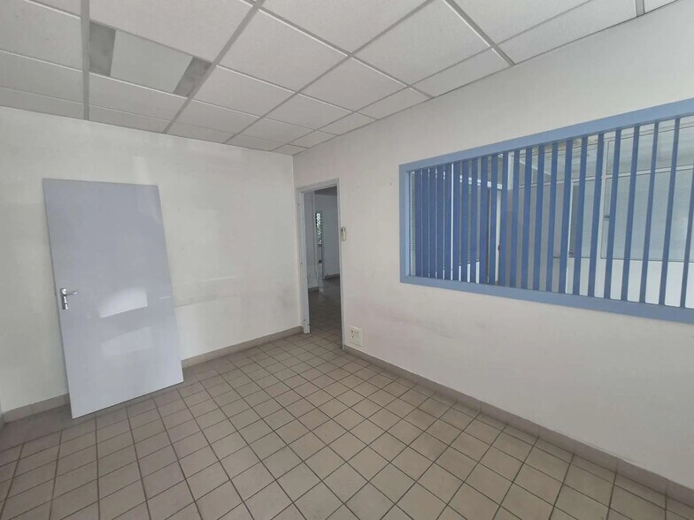 Retail in Villiers-le-Bel for lease - Building Photo - Image 2 of 10