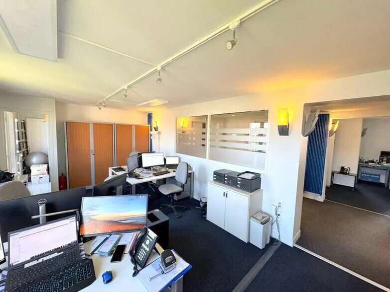 Office in Versailles for lease - Building Photo - Image 3 of 9