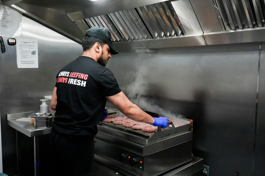 110-118 Markfield Rd, London for lease - Building Photo - Image 3 of 5