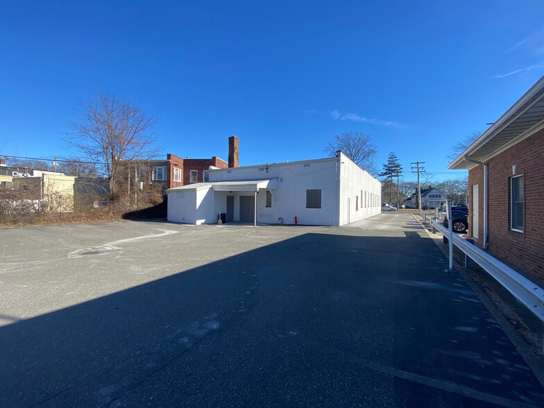 128 Broadway, Amityville, NY for sale - Building Photo - Image 2 of 6