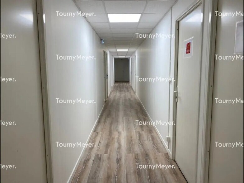 Office in Saint-Jean for lease - Building Photo - Image 2 of 12