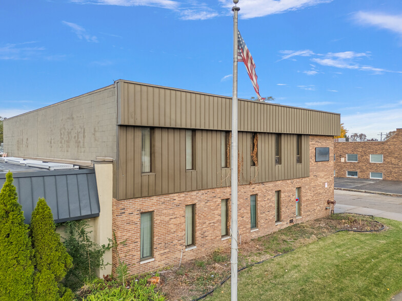 22777 Kelly Rd, Eastpointe, MI for lease - Building Photo - Image 3 of 8