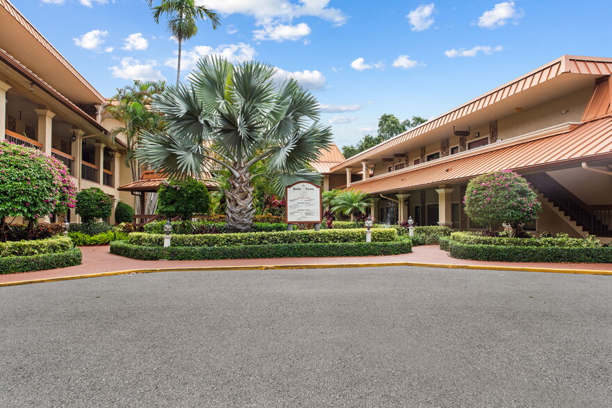 825-875 Meadows Rd, Boca Raton, FL for lease - Building Photo - Image 2 of 26