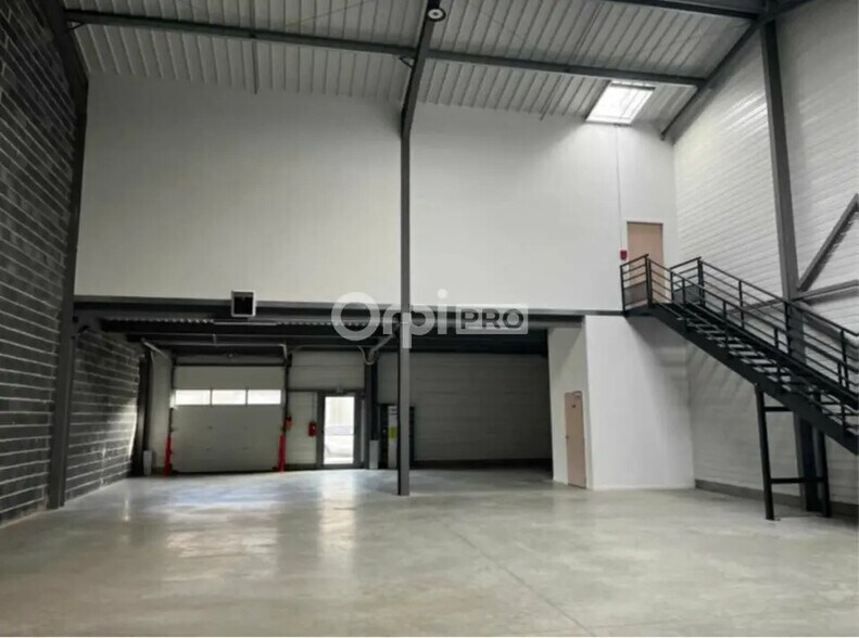 Flex in Pau for lease - Building Photo - Image 3 of 8
