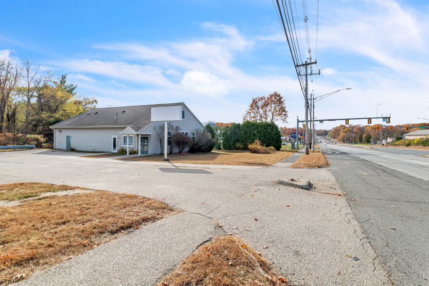 1361 Memorial Dr, Chicopee, MA for sale - Building Photo - Image 3 of 23