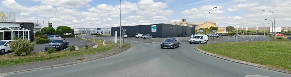 Retail in Châteaubernard for lease - Building Photo - Image 1 of 2