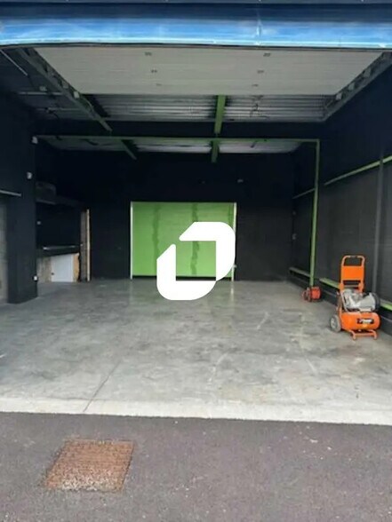 Flex in Bréval for lease - Building Photo - Image 3 of 10