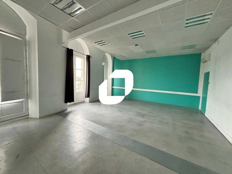 Office in Bordeaux for lease - Building Photo - Image 3 of 10