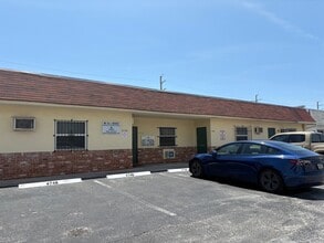 4700-4736 NE 12th Ave, Oakland Park, FL for lease Building Photo- Image 1 of 4