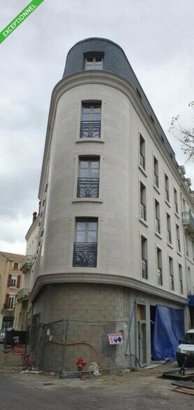 Office in Valence for lease - Building Photo - Image 2 of 6