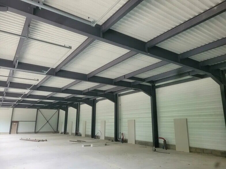 Industrial in Guéreins for sale - Interior Photo - Image 2 of 2