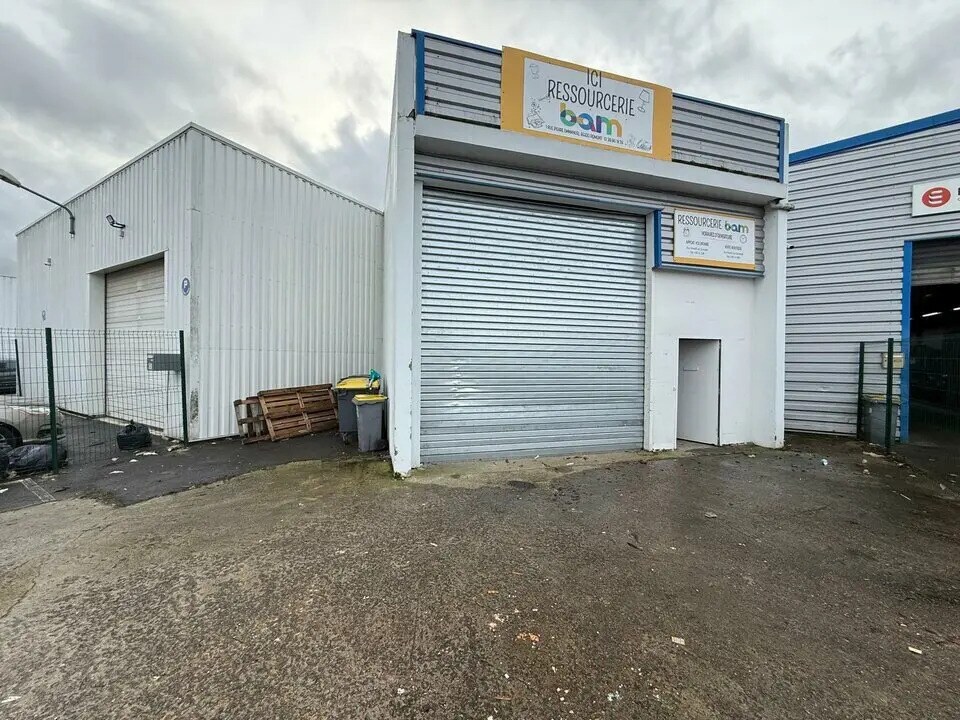 Retail in Domont for lease Building Photo- Image 1 of 9