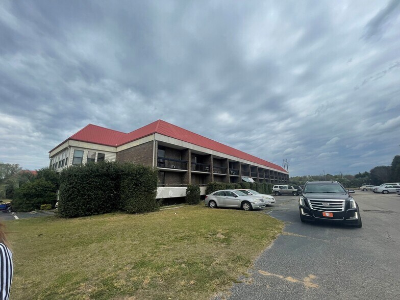 5275 Dingle Pond Rd, Summerton, SC 29148 Lenora's Santee Resort Inn