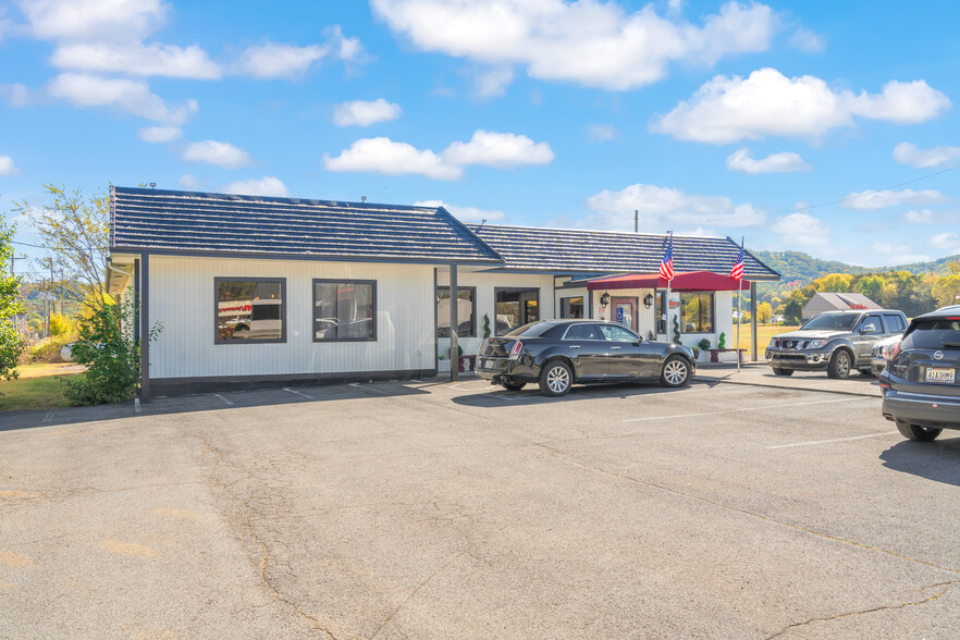 128 Bank St, Tellico Plains, TN for sale - Primary Photo - Image 1 of 31