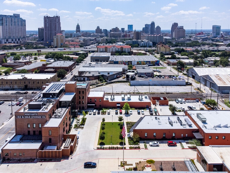 1305 E Houston St, San Antonio, TX for lease - Building Photo - Image 3 of 4