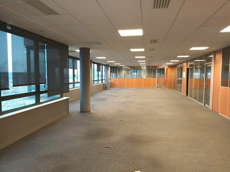 Office in Le Havre for lease - Interior Photo - Image 2 of 8