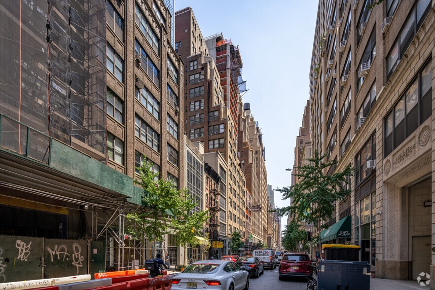 325 W 38th St, New York, NY for lease - Building Photo - Image 2 of 7