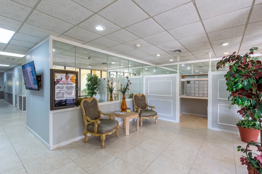 6801 Lake Worth Rd, Greenacres, FL for lease - Lobby - Image 2 of 5