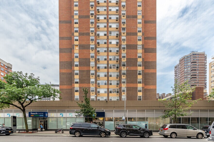 444 2nd Ave, New York, NY for lease - Building Photo - Image 2 of 5