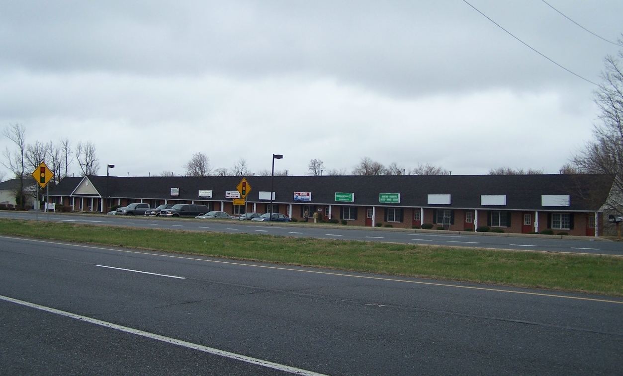 5609-5621 Dupont Pky, Smyrna, DE for lease Primary Photo- Image 1 of 7