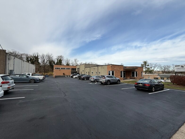 666-668 Davisville Rd, Willow Grove, PA for sale - Building Photo - Image 3 of 8