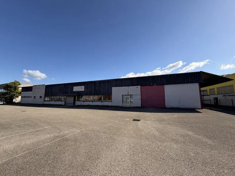 Flex in Vaulx-en-Velin for sale - Building Photo - Image 2 of 8