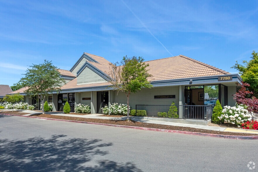 7780 N Fresno St, Fresno, CA for lease - Building Photo - Image 1 of 9