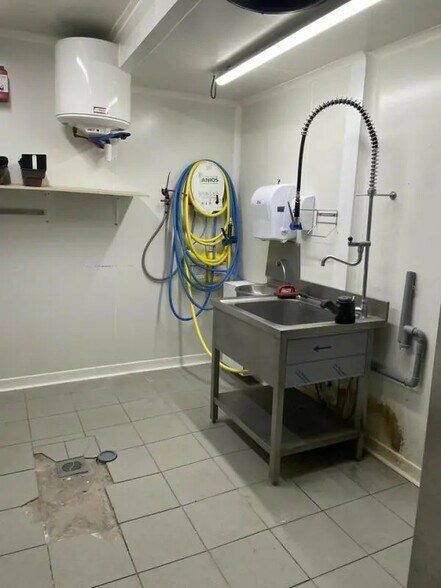 Retail in Morlaix for lease - Interior Photo - Image 3 of 3