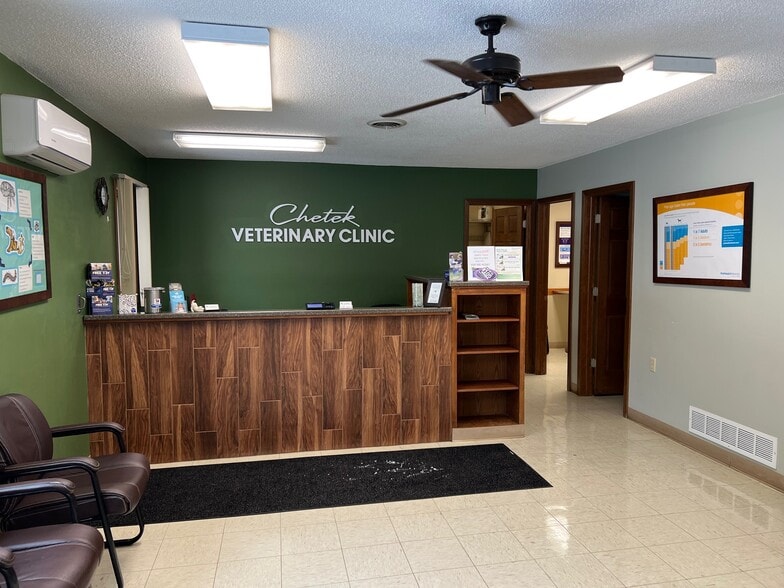 202 Kleve St, Chetek, WI for sale - Interior Photo - Image 1 of 6