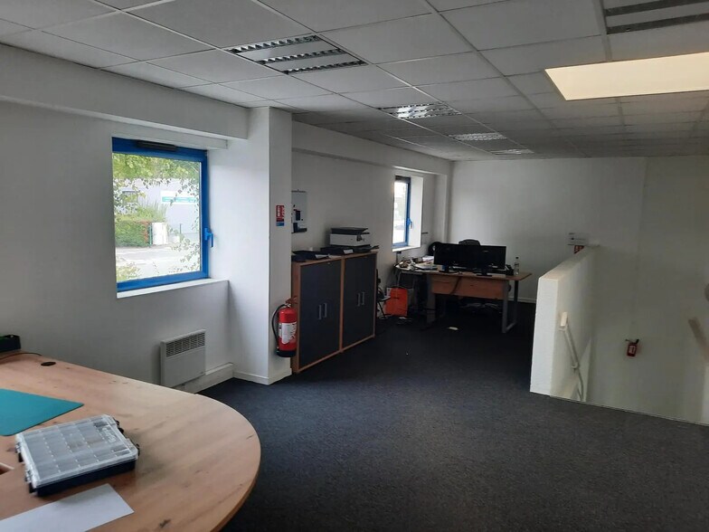 Flex in Moissy-Cramayel for lease - Building Photo - Image 3 of 4