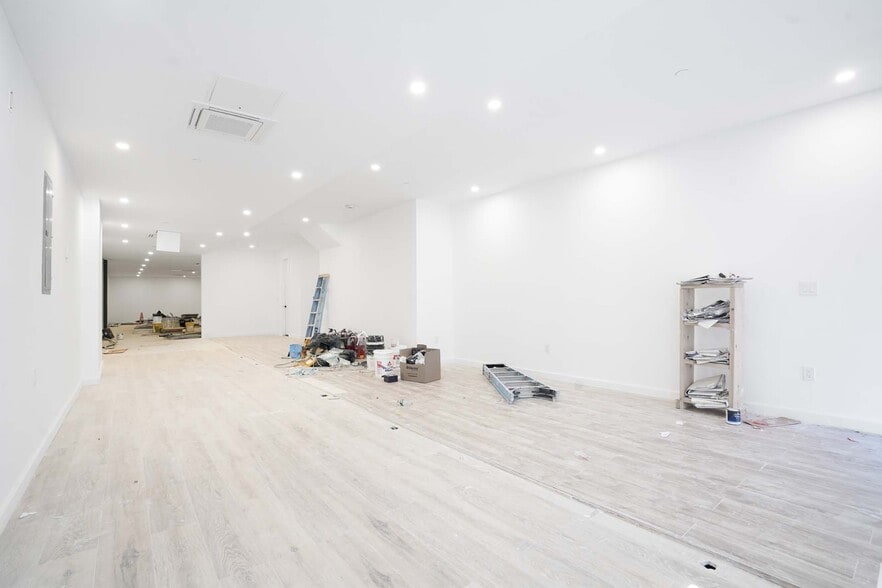 141 Meserole St, Brooklyn, NY for lease - Building Photo - Image 1 of 5