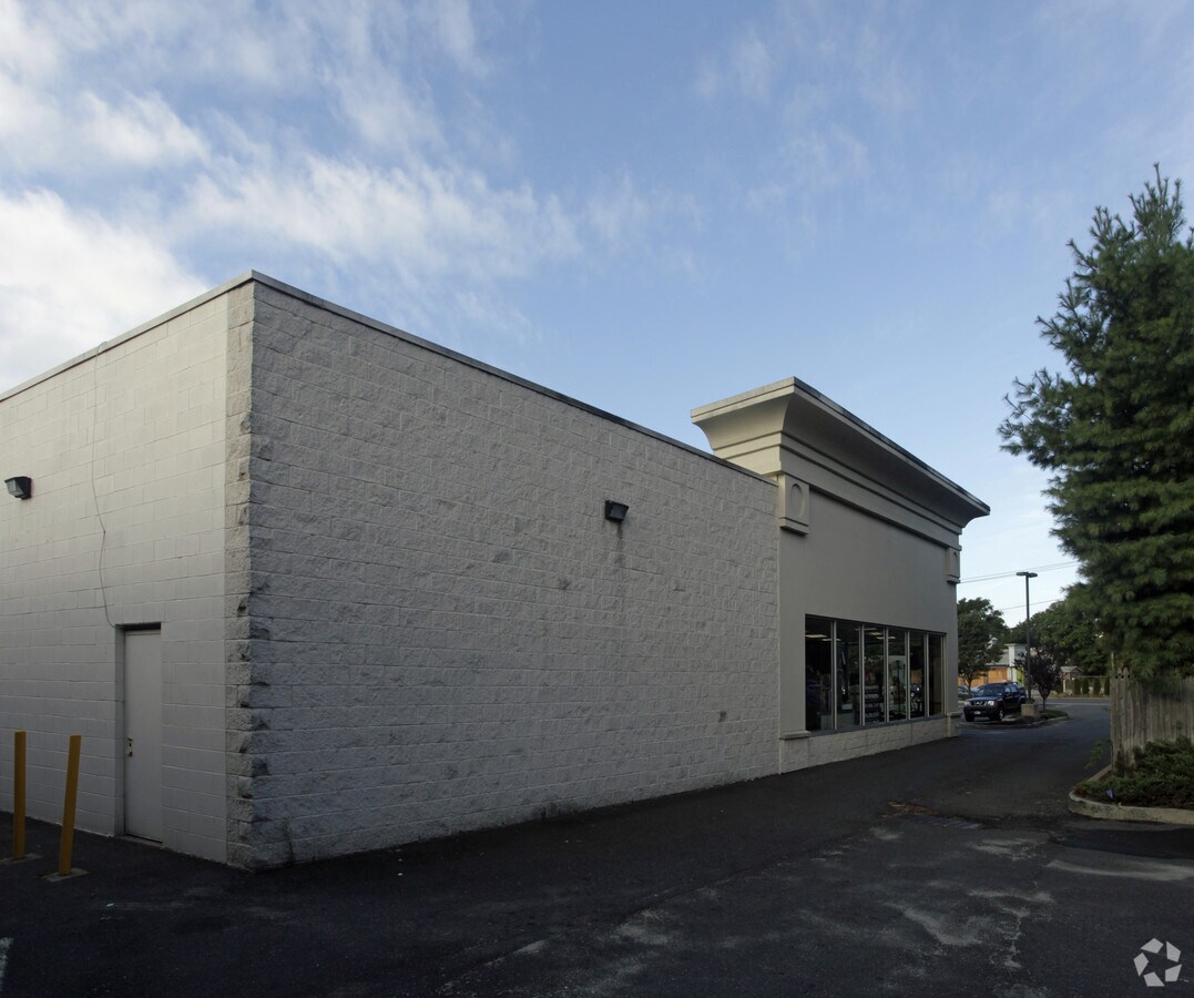 55005504 Brush Hollow Rd, Westbury, NY 11590