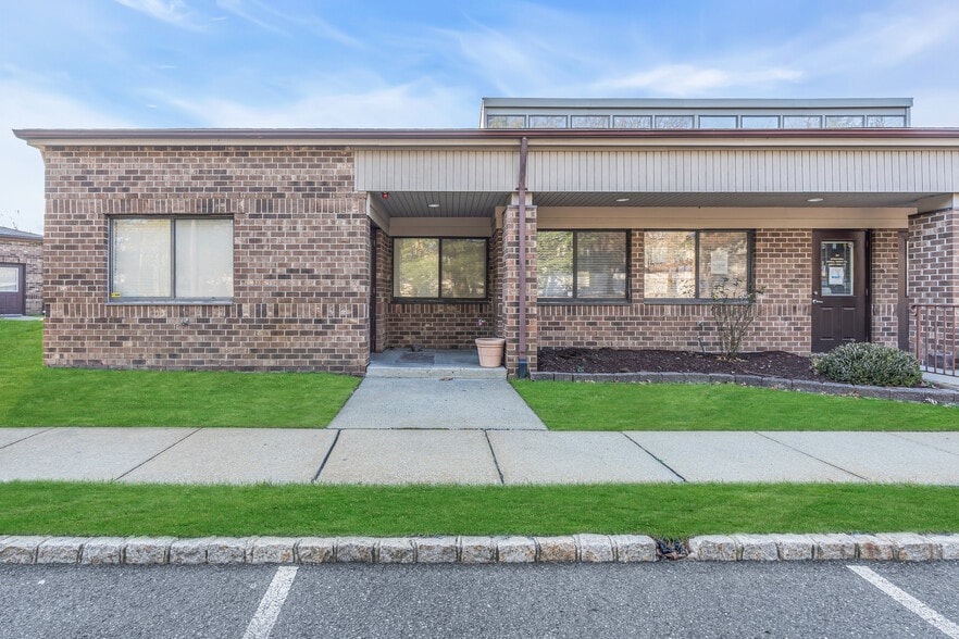 301-303 Candlewood Cmn, Howell, NJ for lease - Building Photo - Image 3 of 24