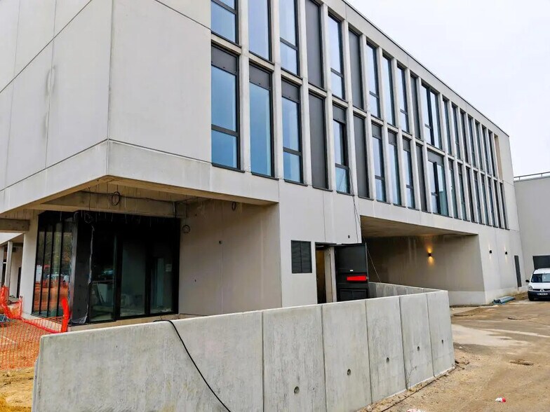 Industrial in Noisy-le-Grand for lease - Building Photo - Image 1 of 23