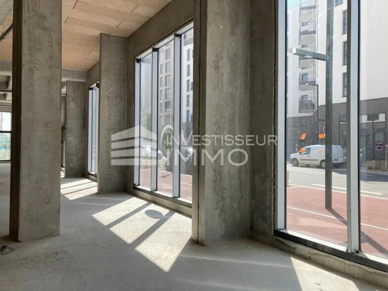 Retail in Bagneux for lease - Interior Photo - Image 2 of 4