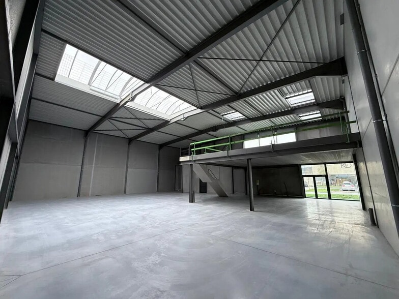 Flex in Le Mesnil-Amelot for lease - Interior Photo - Image 2 of 10