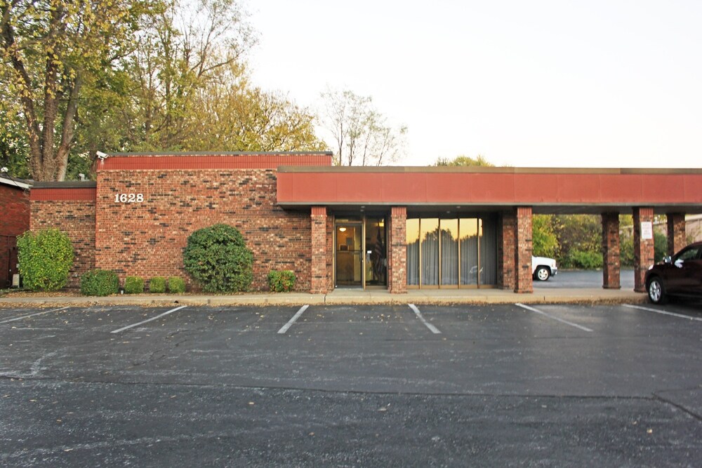 1628 S Campbell Ave, Springfield, MO 65807