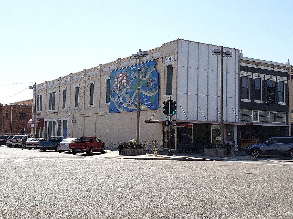 122 N Main St, Mcpherson, KS for sale Primary Photo- Image 1 of 1
