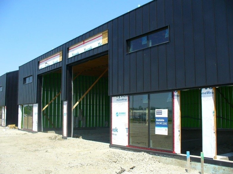 615 Mission St, Winnipeg, MB for lease - Building Photo - Image 3 of 19