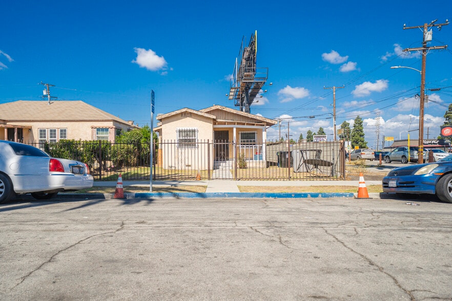1021-1026 W Century Blvd, Los Angeles, CA for sale - Building Photo - Image 3 of 13