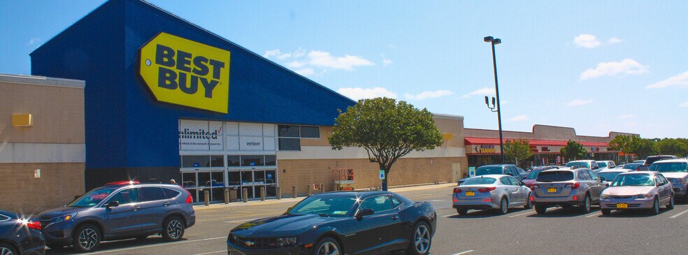 499 W Sunrise Hwy, Patchogue, NY for lease - Building Photo - Image 1 of 3