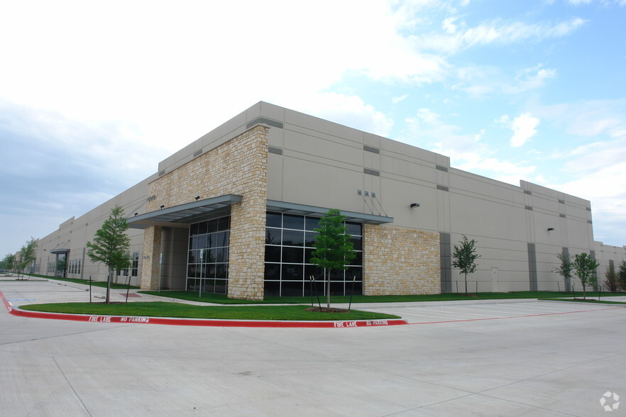 875 W Sandy Lake Rd, Coppell, TX for lease - Building Photo - Image 3 of 8