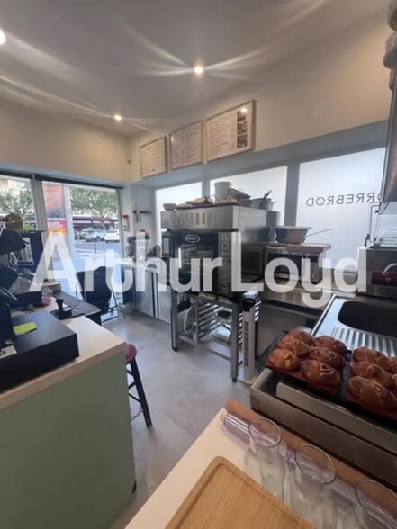 Retail in Caen for lease - Interior Photo - Image 2 of 2